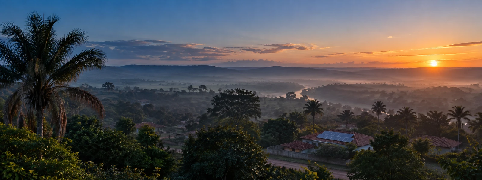 Paisagem do interior do Maranhão ao amanhecer, com casas baixas e palmeiras de babaçu.